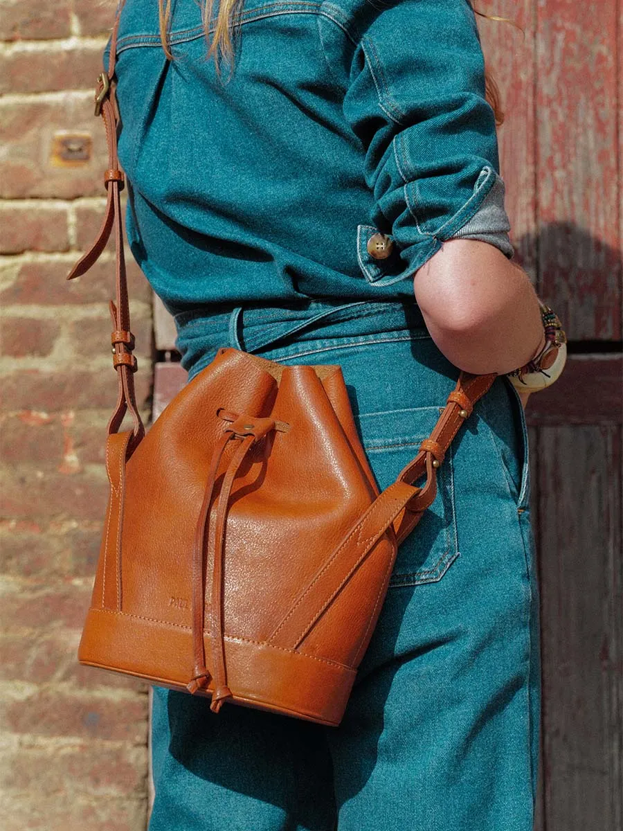 Brown Leather Shoulder Bag Women - L'Aumonière Oiled Cognac | PAUL MARIUS
