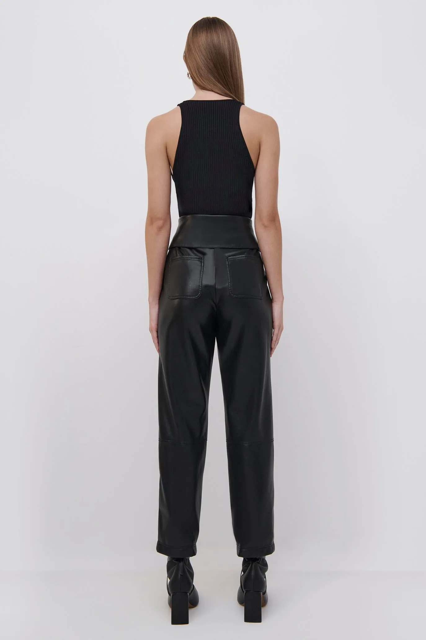 Signature Tessa Pant